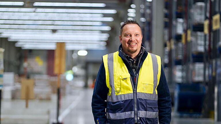 Porträt Peter Kroes, ehrenamtliches Mitglied der BGHW-Selbstverwaltung und Betriebsrat bei Ikea DS (Europalager) in Dortmund