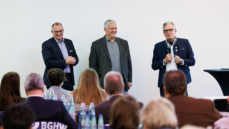 Roland Kraemer (l.) und Manfred Wirsch, beide Vorstandsvorsitzende der BGHW-Selbstverwaltung und BGHW Geschäftsführer Udo Schöpf, eröffnen die Schulungsveranstaltung.