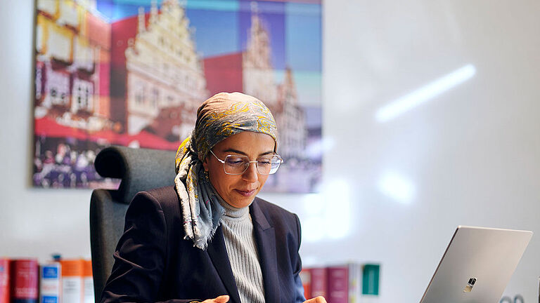 Porträt Sahi Onay, ehrenamtliches Mitglied der BGHW-Selbstverwaltung und Geschäftsführerin des Arbeitgeberverbandes Wigadi für das Münsterland
