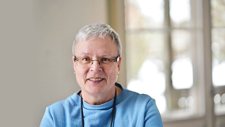 Porträt Gabriele Menge-Ullbrich, ehrenamtliches Mitglied der BGHW-Selbstverwaltung für die Arbeitnehmerseite, u.a. Leiterin des Klinik- und Rehaausschusses.
