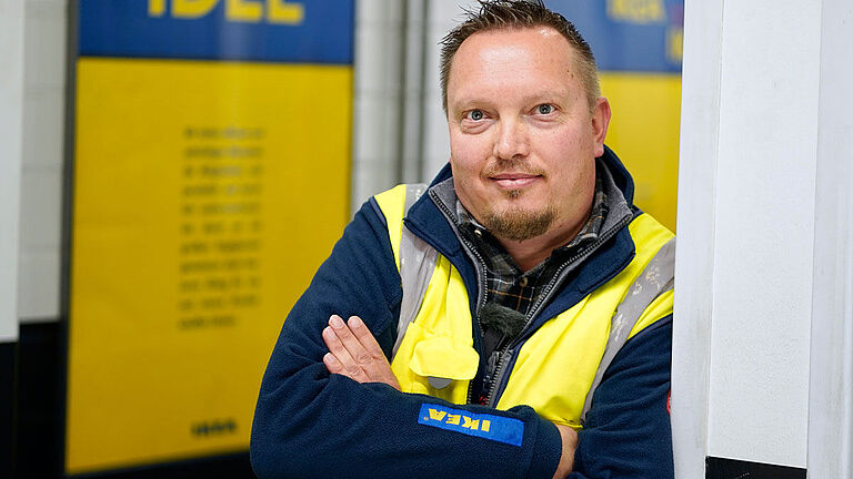 Porträt Peter Kroes, ehrenamtliches Mitglied der BGHW-Selbstverwaltung und Betriebsrat bei Ikea DS (Europalager) in Dortmund
